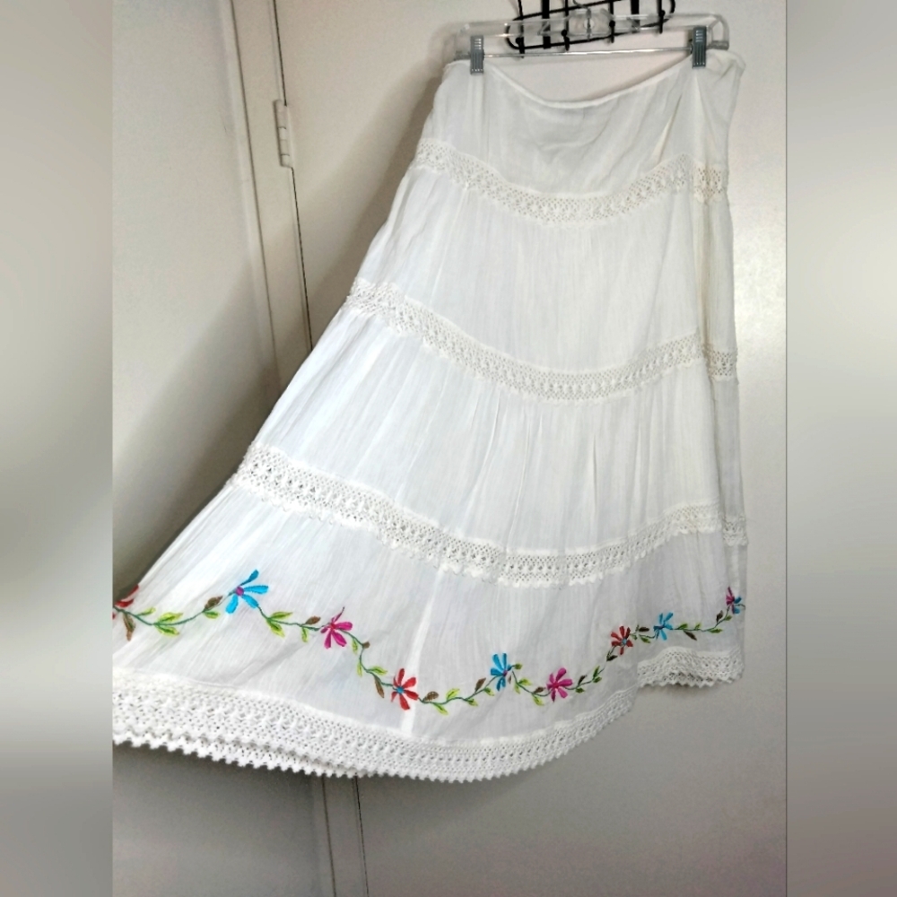 Soho Compagnie (Size 14) White & Floral Embroidered Hem Cottagecore Maxi Skirt